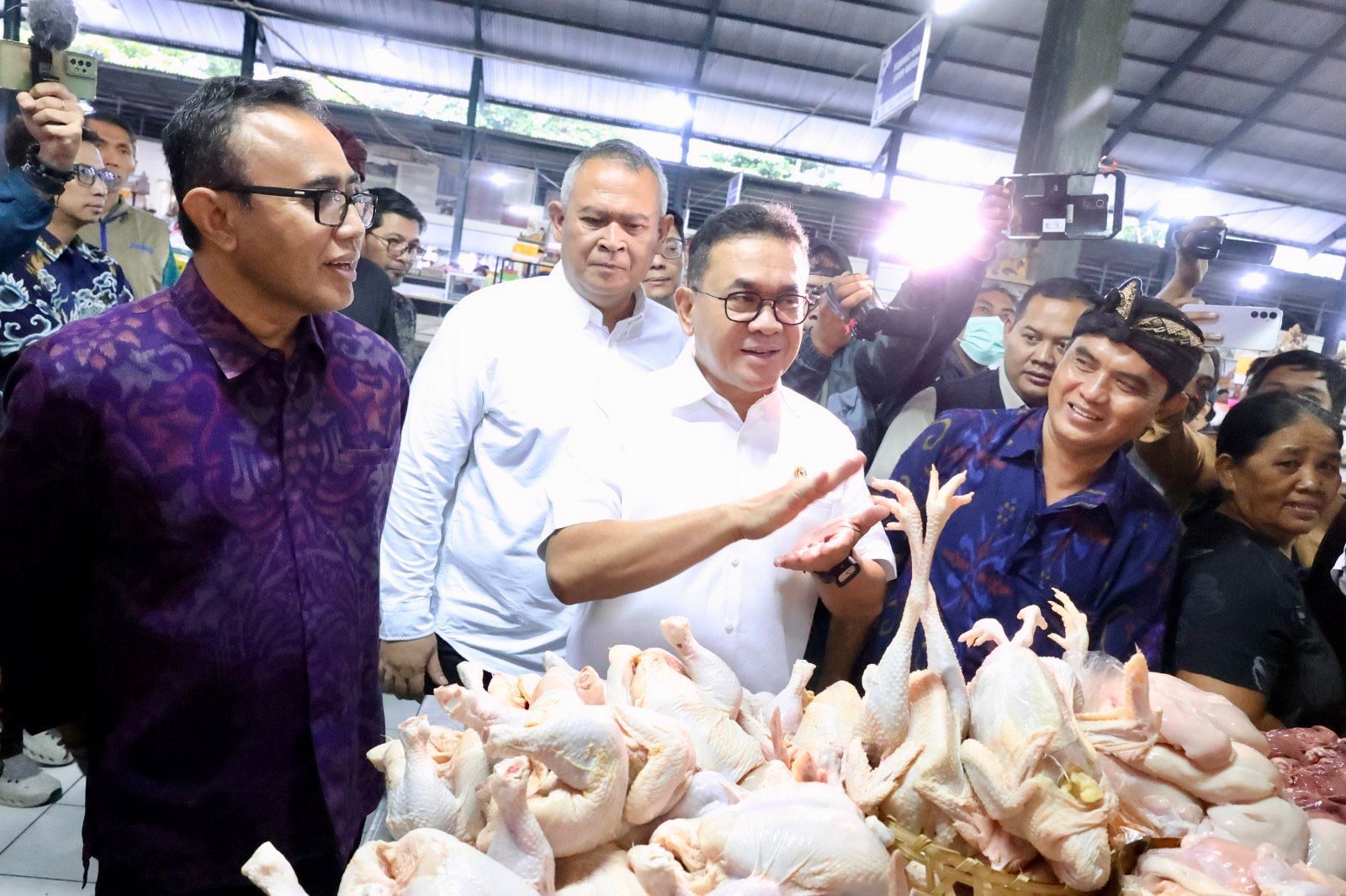 podiumnews.com-Walikota Denpasar Dampingi Mendag Pantau Harga di Pasar Nyanggelan